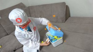 Игра в доктора для детей максим и игрушка синий мишка