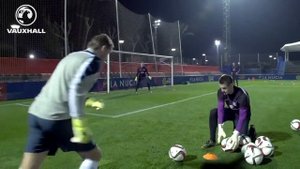 Тренировка вратарей сборной Англии по футболу