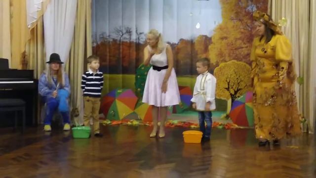 Принцесса Васена , садик,праздник Осени. Принцесса Васена читает стихи , игра "собери овощи " смотреть онлайн