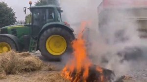 Французские фермеры вываливают навоз у административных зданий.