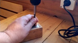 Дрель-шуруповерт Kolner KED 240V - Вкручиваем саморез в металлический профиль