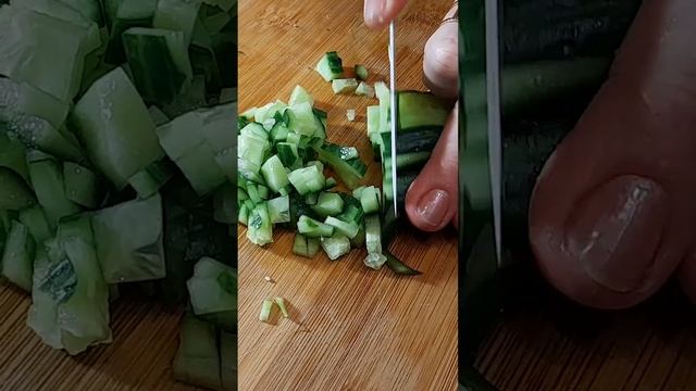 Легкий и вкусный салат с кукурузой и рисом