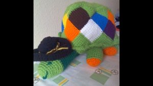 TORTUGA GUARDA PIJAMA A CROCHET .