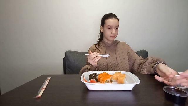 Обзор еды. Crazy Brothers. Пробую 4-х этажную пиццу. Пицца, WOK, роллы и десерт.