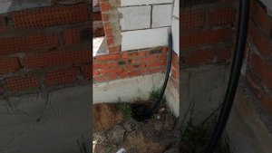 Ручная трамбовка песка под полы по грунту.