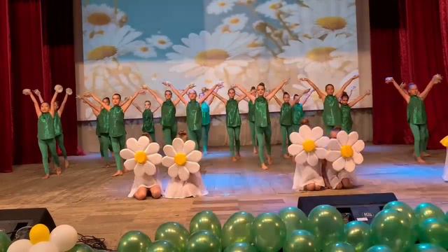 "Ромашковые поля" Танцевальный коллектив народного ансамбля "Майдана" Руководитель Ирина Тимощук. смотреть онлайн