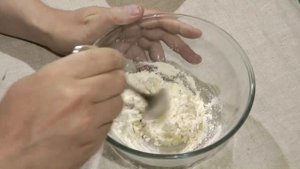 Простейшая насадка из муки. От этой насадки рыба сходит с ума.