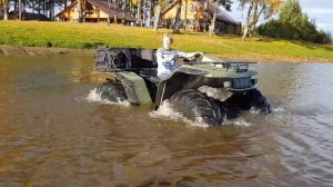 Квадроцикл - Болотоход Росомаха плывет по воде