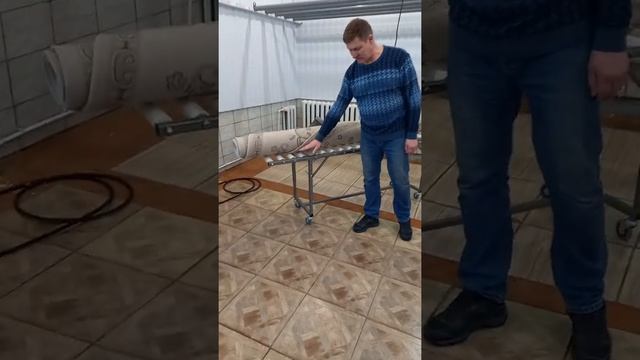 Роликовая каталка для ковров. От поточной моющей линий к центрифуге. смотреть онлайн