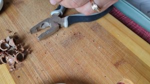 Как расколоть лесной орех без усилий