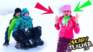 Что Со СТРАШНОЙ УЧИТЕЛЬНИЦЕЙ 3D в Реальной Жизни! Рома и ПАПА Убегают от Scary Teacher 3D!