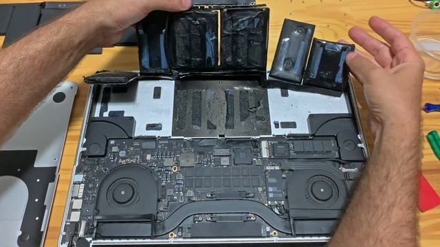 Aprenda a trocar a bateria de seu MacBook Pro - Ep15 смотреть онлайн