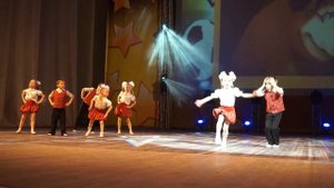 Учат в школе. На отчетном концерте.