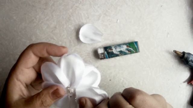 Резинка на гульку-пучок из цветов Канзаши/The elastic on the bun from flowers Kanzashi