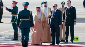 مشاهد لاستقبال ملك البحرين لدى وصوله موسكو