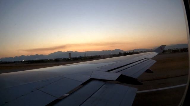 Взлет в аэропорту Анталия самолет Boeing 747-400  AYT Antalya Havalimanı takeoff