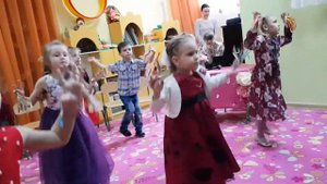 Танец Скачет по полям