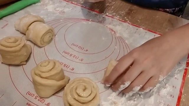 ДАША ГОТОВИТ ВКУСНЫЕ ПЛЮШКИ С САХАРОМ/DASHA MAKES DELICIOUS BUNS WITH SUGAR смотреть онлайн