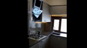 П образная кухня с мойкой под окном