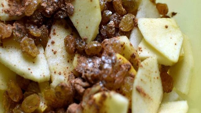 Галета с грушами, яблоками и изюмом