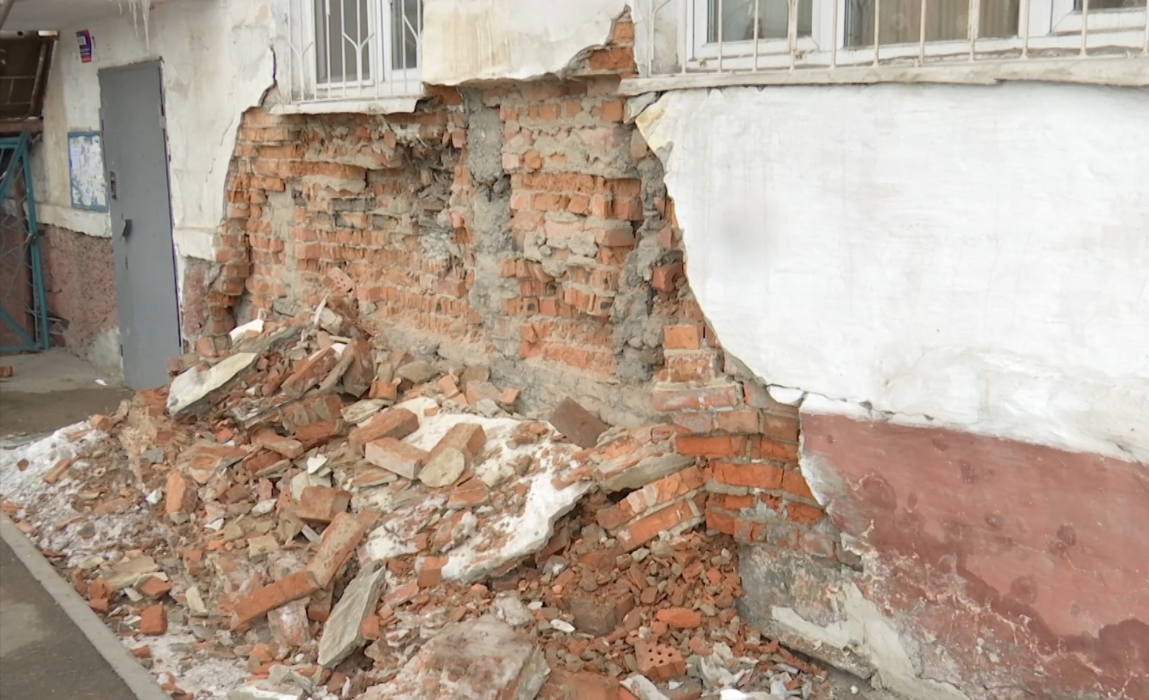 Стена многоэтажки обрушилась в Улан-Удэ. Хотя жители били тревогу с ноября