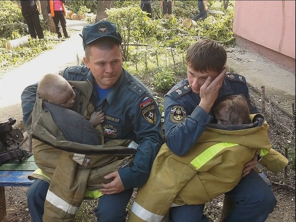 Подвиг спасателей. Пожарный спасает ребенка. Героические поступки людей. Пожарные спасают людей.