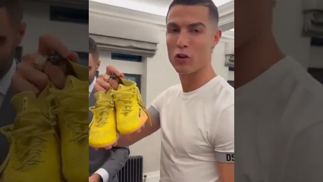 Cristiano Ronaldo gifted Piers Morgan's son his Nike boots смотреть онлайн
