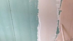 Проклеиваю стыки гипсокартона, устраняю недочеты