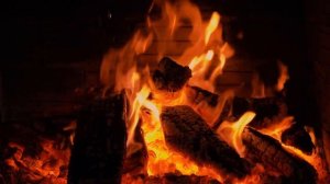 Расслабляющее видео с горящим огнем и потрескивающими звуками камина.