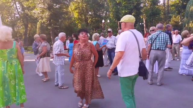 А МНЕ БЫ, А МНЕ БЫ! ТАНЦЫ В ПАРКЕ ГОРЬКОГО ХАРЬКОВ СЧАСТЛИВЫЕ ДНИ смотреть онлайн