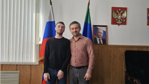 С добровольцем из села Тлох встретился глава Ботлихского района Руслан Гамзатов.