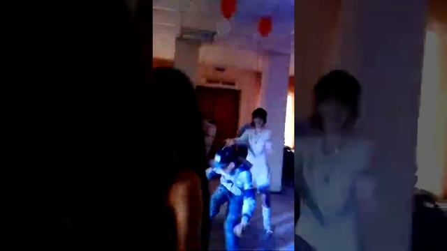 Брейк данс танцует мальчик на свадьбе смотреть онлайн