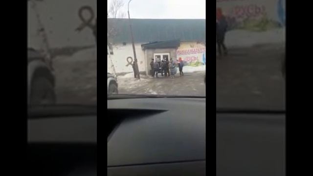 05.03.2020 — Углегорского депутата задержали полицейские у магазина «Русь» смотреть онлайн