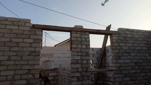 Строим дом.Перемычки в проемах и готовим заготовки на зиму.