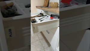Кухонная тумба с тремя выдвижными ящиками на направляющих метабокс