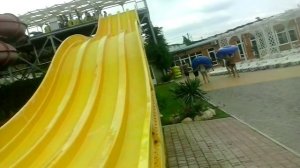 Катаюсь с горки в аквапарке