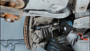 Замена левого рулевого наконечника Volkswagen Caddy 3