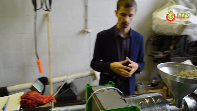 Купили турецкий маслопресс, чтобы изучить и посмотреть как он работает.