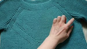 Мятный джемпер с цельновязаной горловиной полупатентной резинкой. Обзор
