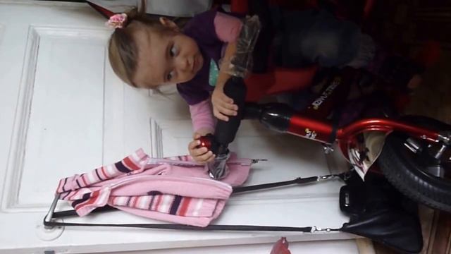 Викусе подарили велосипед:)) смотреть онлайн