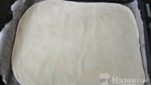Пицца с вареной колбасой из слоеного теста в духовке