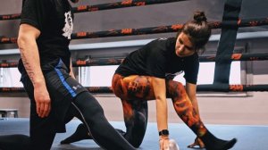 Спортивная растяжка для профессиональных спортсменов. Упражнения в зале единоборств "Цезарь".