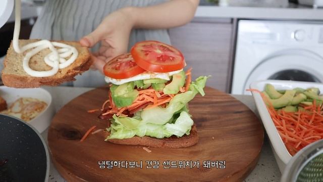 ENG) vlog 불닭볶음탕면에 소세지꼬치 만들어먹고 베이컨 샌드위치 만들기ㅣ실비김치 김치볶음밥퀘사디아, 누들 떡볶이 요리 브이로그 смотреть онлайн