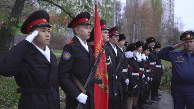 ГБОУ Школа №1347 Торжественный марш кадет.mp4 смотреть онлайн