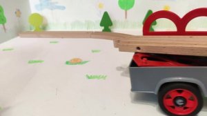 Синий трактор чинит мост на железной дороге..mp4