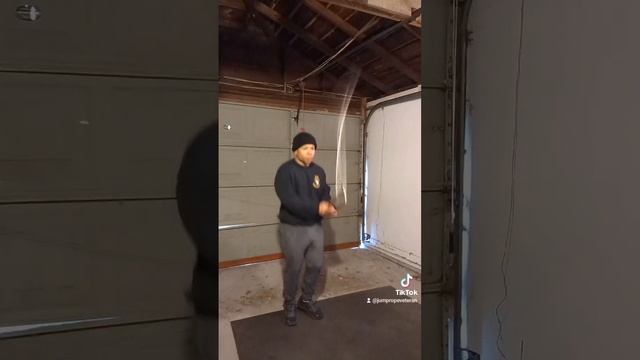 Arm wrap to crossover combo. #jumpropeskills #jumprope #fianso #hiit #jumpropetraining смотреть онлайн