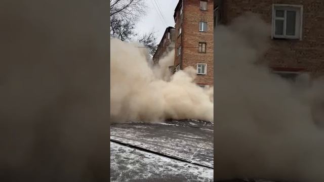 ⚡⚡⚡В Ростове-на-Дону обрушилась часть дома, откуда ранее эвакуировали жильцов.