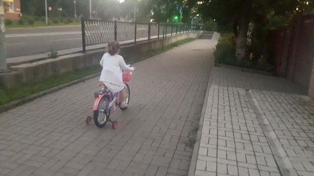 Кристина учится ездить на велосипеде