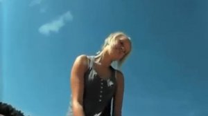 девушки на быке в замедлении
