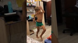 Хард басс танцует мальчик
